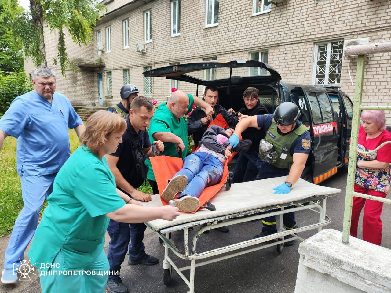 Последствия атаки дрона-камикадзе на машину скорой помощи в Никополе