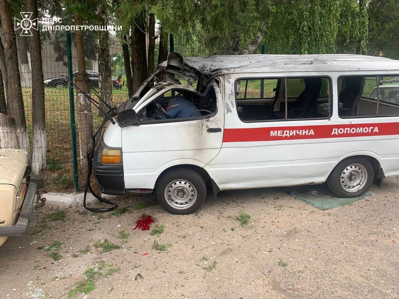 Последствия атаки дрона-камикадзе на машину скорой помощи в Никополе