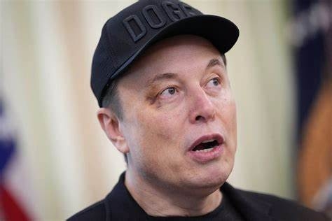 Илон Маск с синяком под глазом, который ему якобы поставил министр финансов США