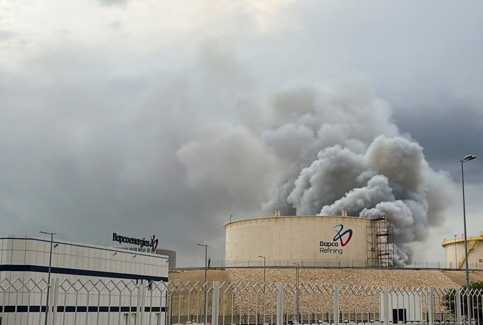 Фото: дым над нефтеперерабатывающим заводом Bapco, 9 марта 2026 / Reuters