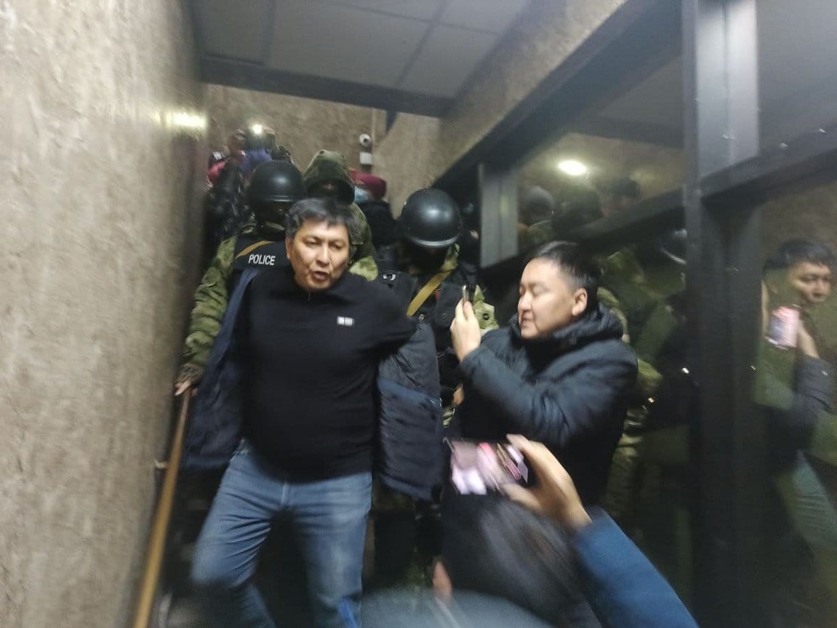 Силовики подкинули наркотики журналисту Болоту Темирову после того, как он рассказал о коррупции главы нацбезопасности Кыргызстана