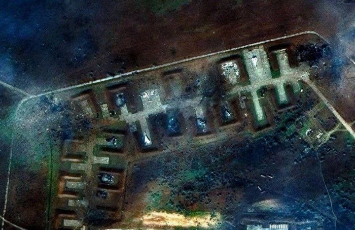 Опубликованы первые спутниковые снимки аэродрома в Крыму, на них не менее 10 сгоревших после взрывов самолетов