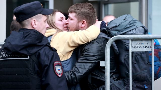 «Наташенька, чтобы экипироваться, 150 тысяч надо». «Мыльно-рыльное обязательно брать». Что обсуждают жены мобилизованных в чатах