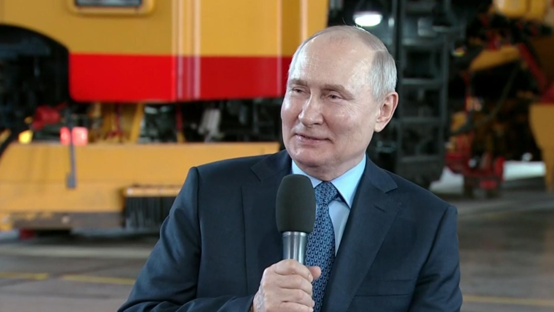 Путин рассказал рабочим о рекордно низком уровне безработицы. Но забыл про рекордно высокую скрытую безработицу