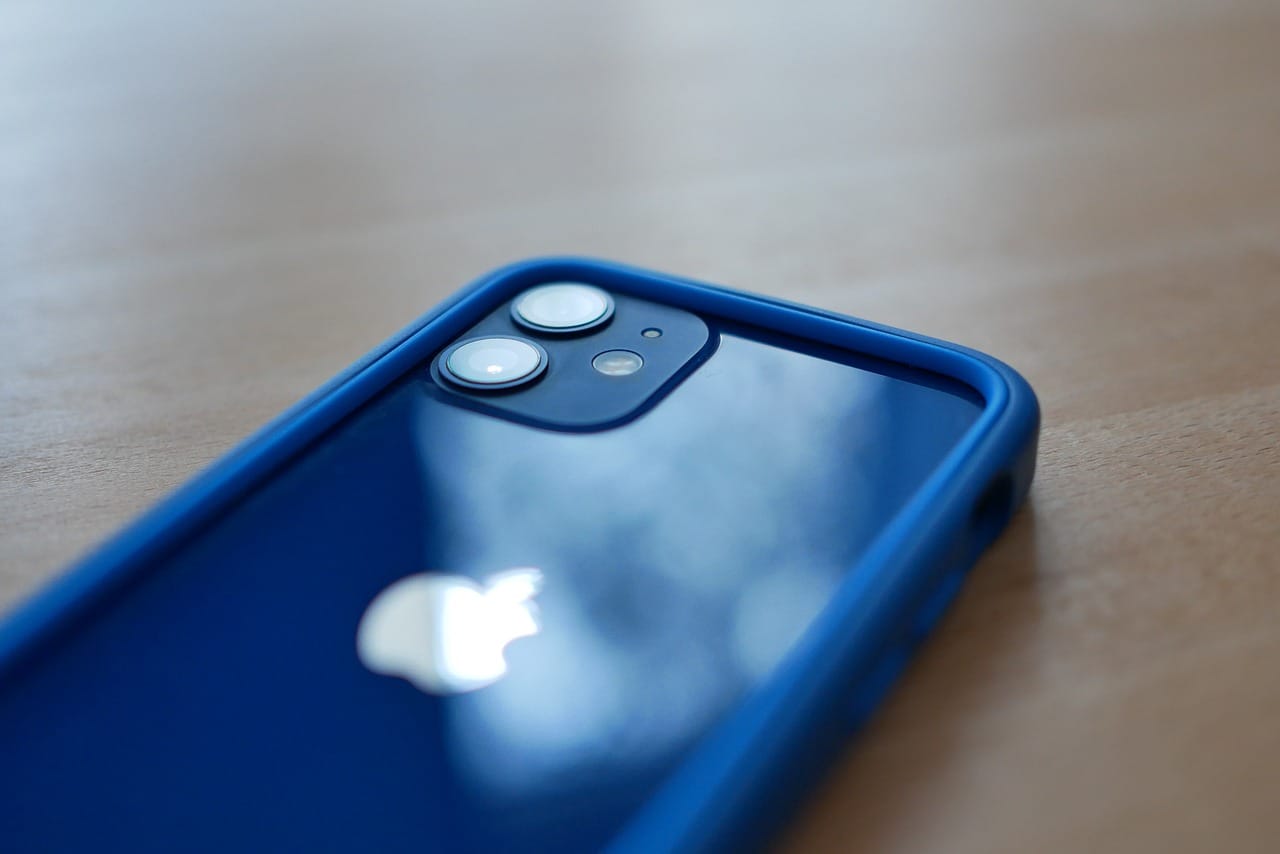 ФСБ обвинила Apple в сотрудничестве с разведкой США. Вскоре после этого «Лаборатория Касперского» заявила о кибератаке на айфоны сотрудников