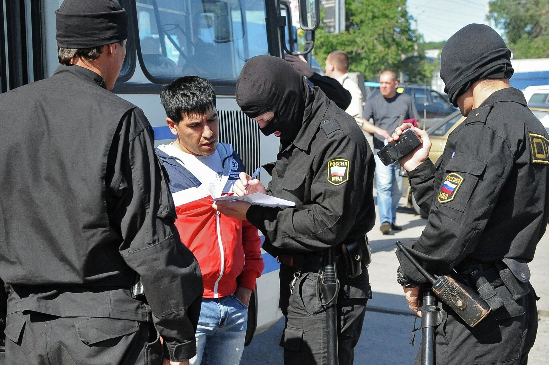 Полиция Петербурга сообщила, что за два дня доставила более 100 мигрантов с гражданством РФ в военкомат для постановки на учет