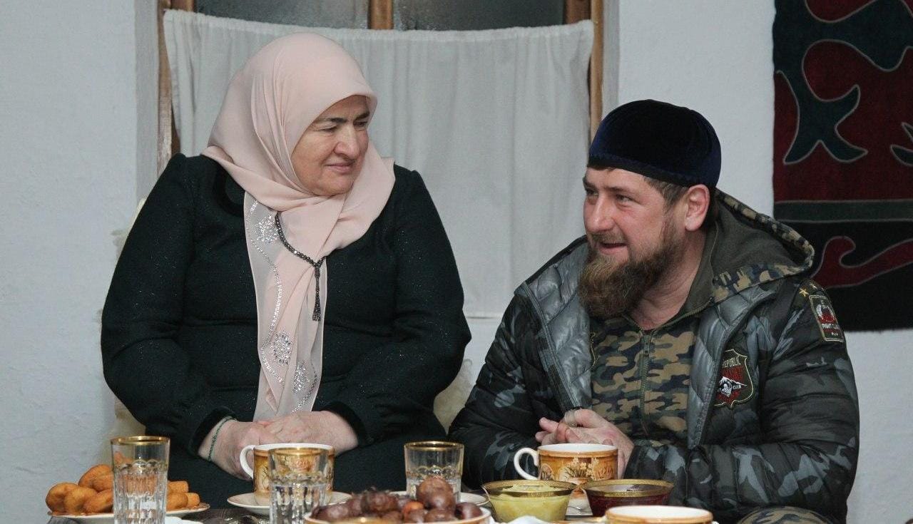 Кадыров требует снять санкции со своей матери. В Чечне регулярно похищают и мучают родственников его противников, включая матерей и жен