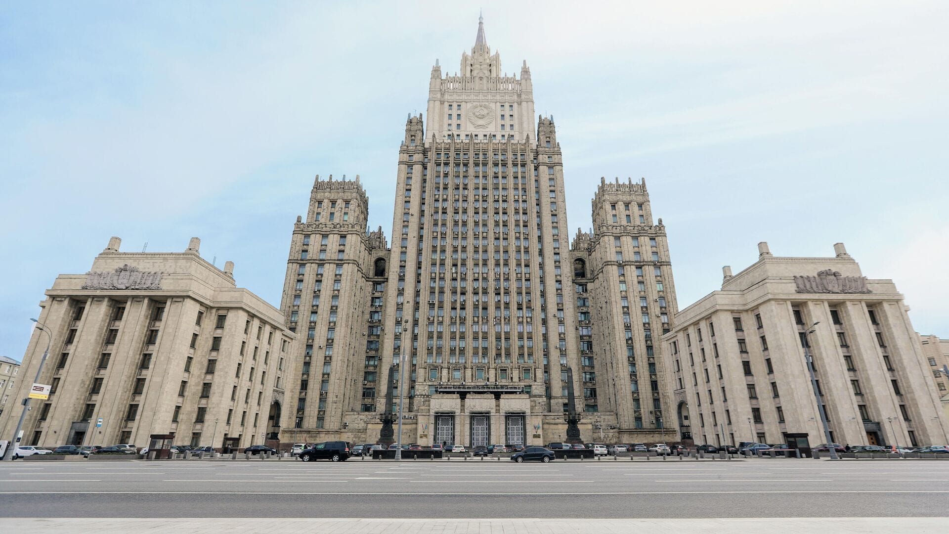 Запрет на выдачу загранпаспортов для подозреваемых по уголовным делам действует с 2010 года и продолжит в будущем — МИД РФ