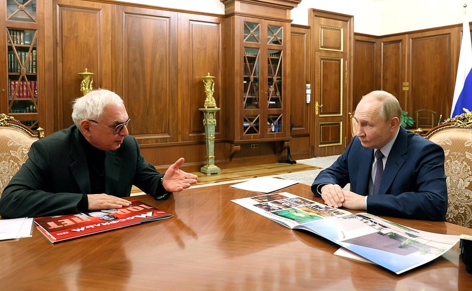 Глава «Мосфильма» Шахназаров рассказал Путину, что киностудия передала российской армии танки и БМП, хранившиеся у нее на складе