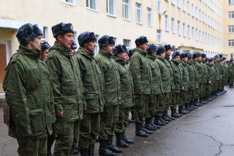 КС отказал мобилизованным россиянам в праве уволиться из армии после 50 лет. Теперь возраст поднят до 65