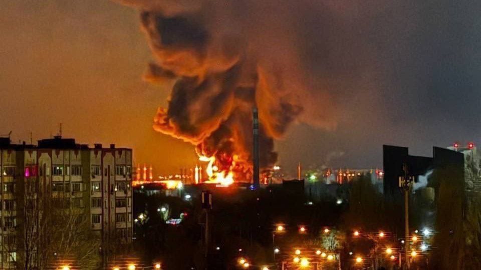 На нефтебазе в Энгельсе потушили пожар, который продолжался пять дней после атаки дронов