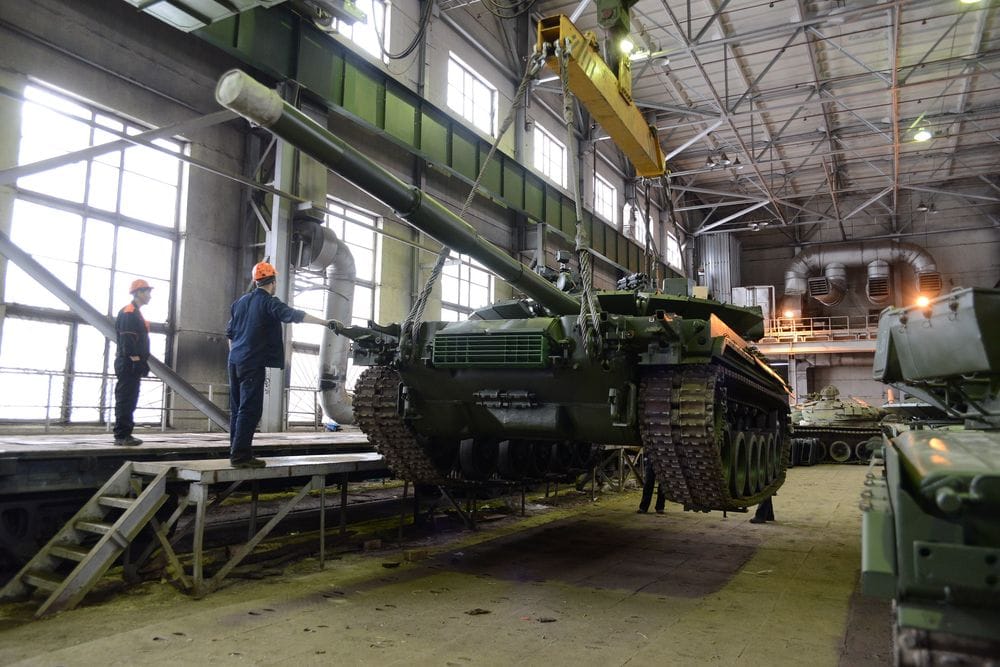 2025-й кадр. Военной экономике России остро не хватает рабочих рук