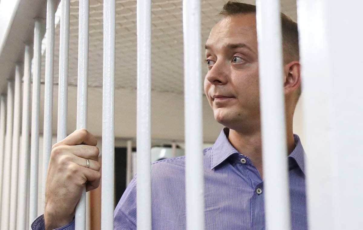 Песков заявил, что по закону Иван Сафронов должен признать вину, чтобы просить о помиловании. Это не так